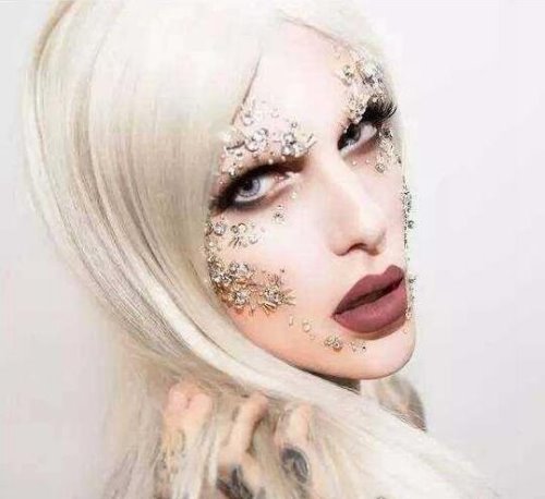美妆博主Jeffree Star的励志故事 高中自残伤疤遍及全身
