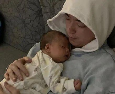 jonyj女儿正面照曝光 网友：淡黄的长裙啥时候给安排上？