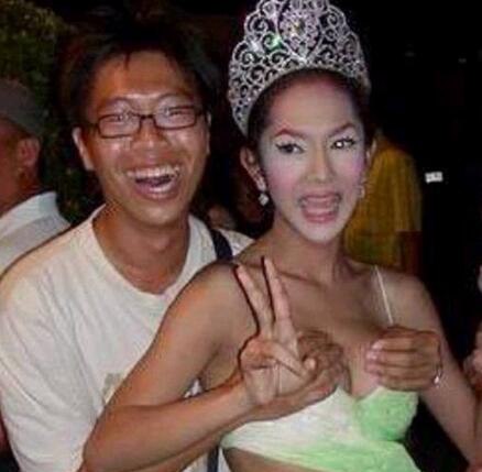云南摸奶节习俗 大街上美女奶子可以随便摸