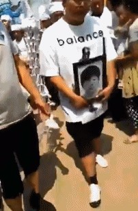 王宝强妈妈去世 送殡现场宝强哭成泪人(马蓉带女儿春风满面)