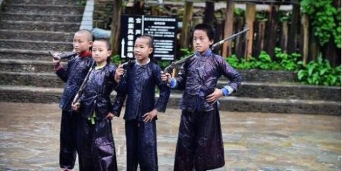 中国最后一个枪手部落 岜沙苗寨随着佩戴火枪(公安特别批准)