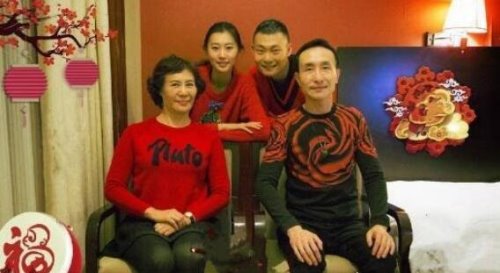 巩汉林全家福曝光 幸福美满的全家福合照儿媳成亮点