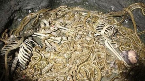 2004年北顶娘娘庙事件 施工刮起诡异大风挖出蛇坑