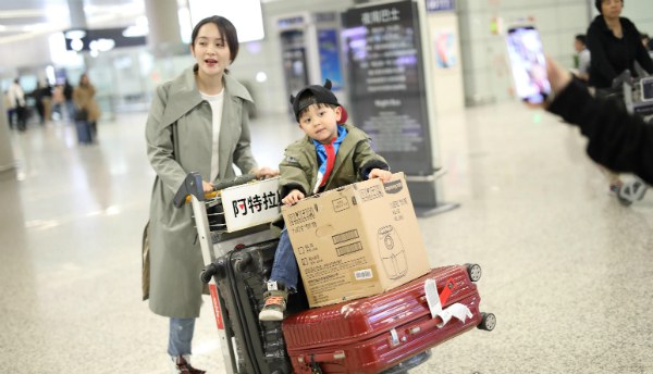 邓莎跟谁结婚了 与富豪未婚先孕(生下儿子大麟子却遭抛弃)