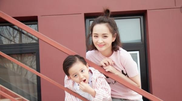 邓莎跟谁结婚了 与富豪未婚先孕(生下儿子大麟子却遭抛弃)