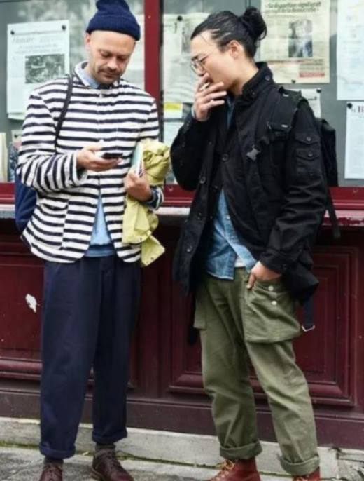 男生工装裤配什么上衣