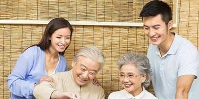 如何帮助父母摆脱谣言的困扰