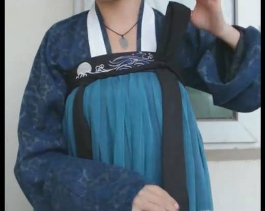 如何穿齐胸襦裙