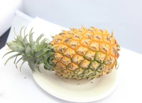 如何挑选菠萝,观形状 观颜色 摸硬度