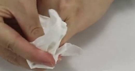 如何用牙膏卸掉指甲胶？