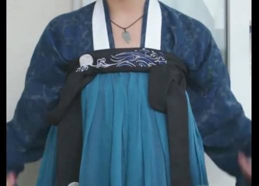 如何穿齐胸襦裙