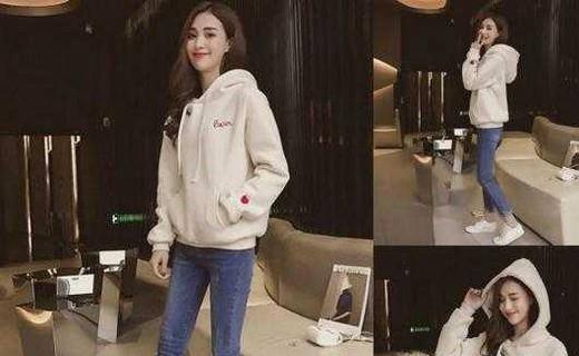 女生卫衣配什么裤子好看