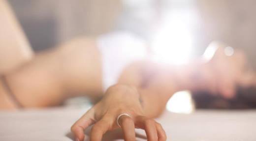 女人性高潮时的动作特征是什么？