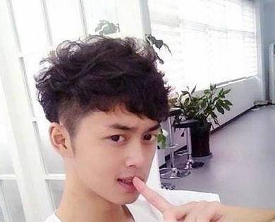 头发有点自然卷怎么办？