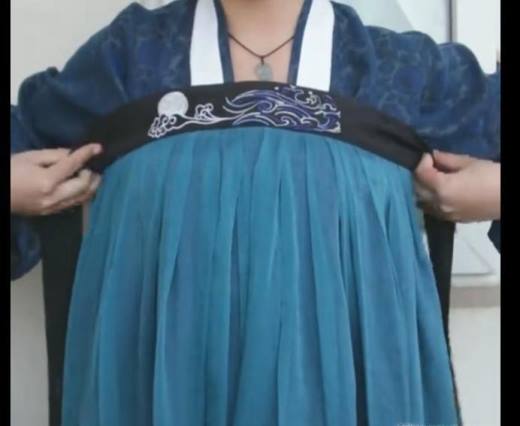 如何穿齐胸襦裙