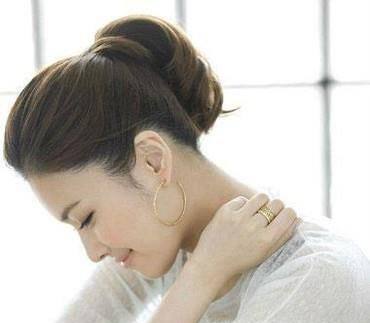 圆脸无刘海怎么扎马尾