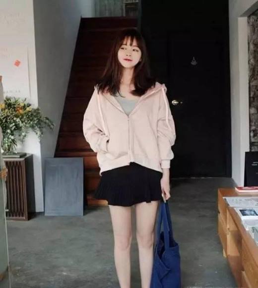 女生卫衣配什么裤子好看