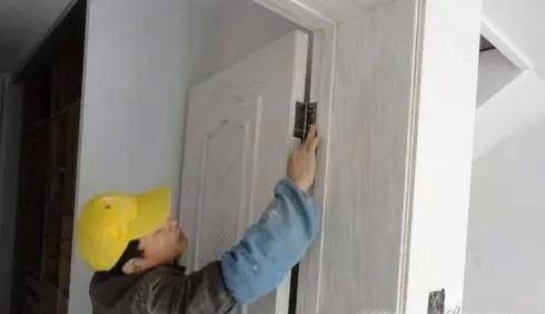怎样消除开关房门时发出的声音