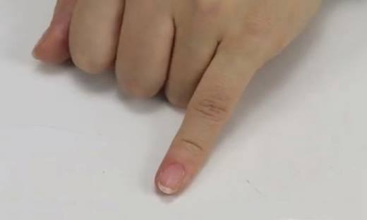 如何用牙膏卸掉指甲胶？