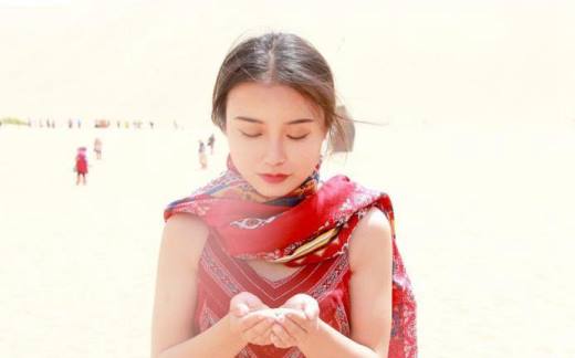 女孩去沙漠玩 穿什么拍照比较好看?