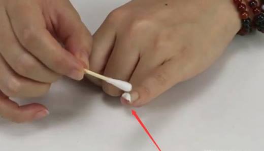 如何用牙膏卸掉指甲胶？