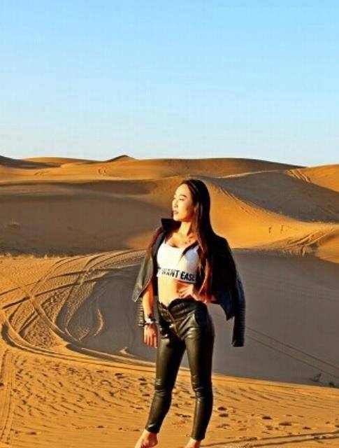 女孩去沙漠玩 穿什么拍照比较好看?