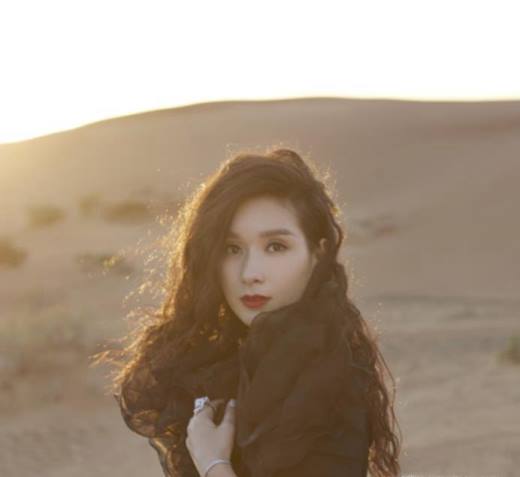 女孩去沙漠玩 穿什么拍照比较好看?