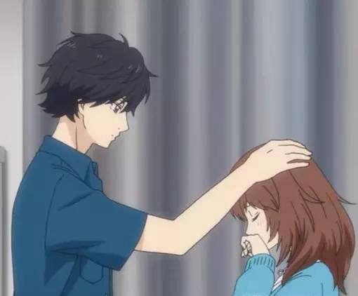男生抚摸女生的头代表什么?