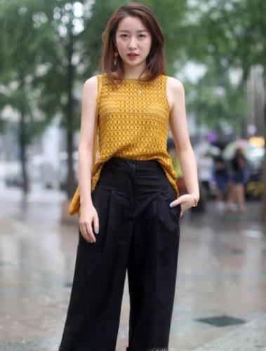 黄t恤配什么颜色裤子女