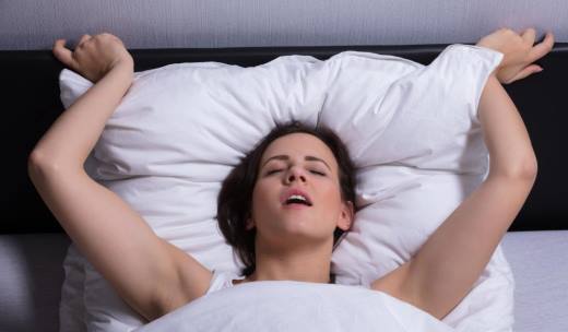 女人性高潮时的动作特征是什么？
