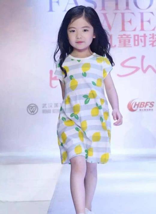 少儿模特走秀动作和技巧 儿童模特走秀如何优雅的转身？