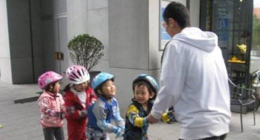 如何教孩子学会轮滑