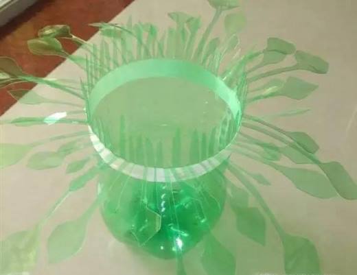 废旧塑料瓶做花瓶、笔筒