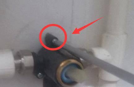 电热水器怎样拆卸混水阀?