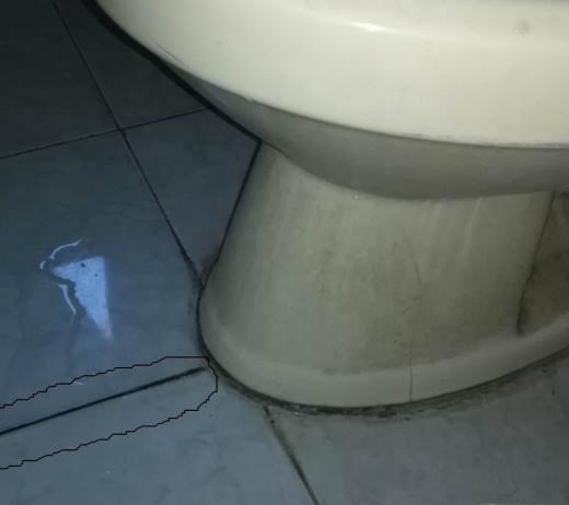 马桶底部渗水怎么办?