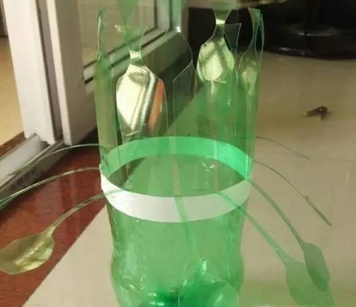废旧塑料瓶做花瓶、笔筒
