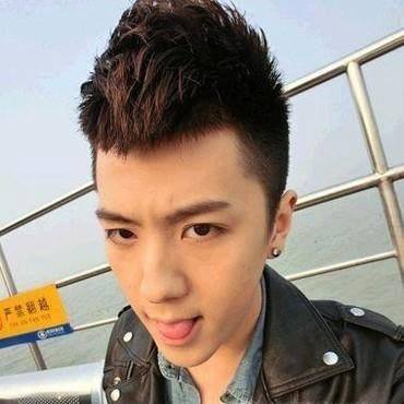 男生两边剪短中间留长的发型