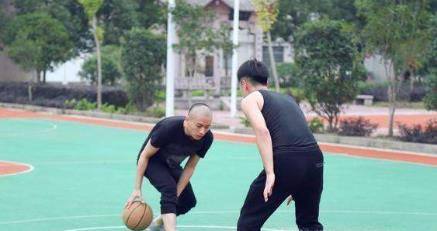 新手如何学会打篮球?