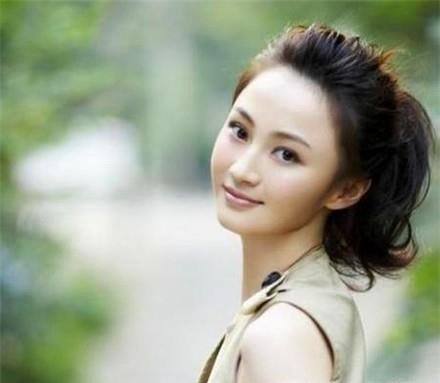 头顶蓬松的马尾怎么扎