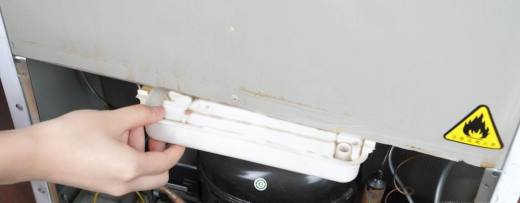 冰箱后面散发出臭味 储水盒里的污水原因