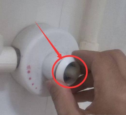 电热水器怎样拆卸混水阀?
