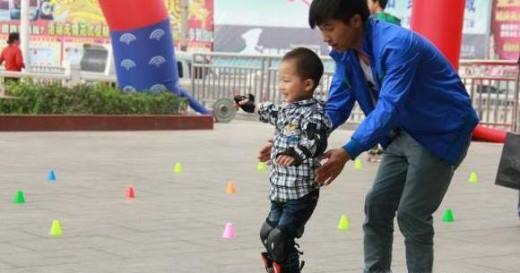 如何教孩子学会轮滑