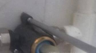 电热水器怎样拆卸混水阀?