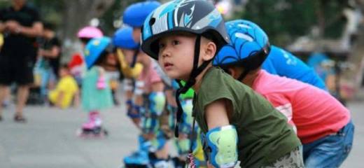 如何教孩子学会轮滑