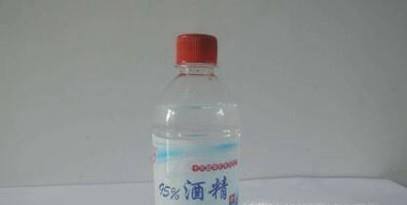 如何清理床垫上的尿渍？