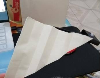 教大家用纸做一片漂亮的树叶哦