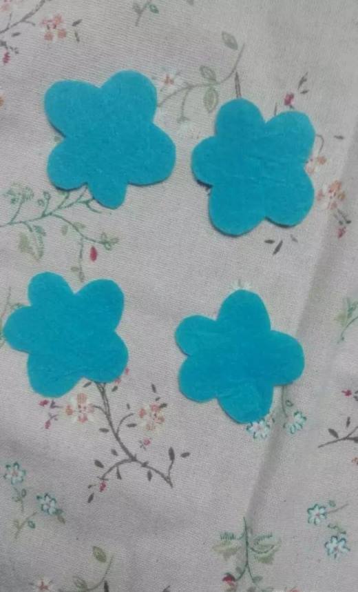 怎样用不织布diy小花朵