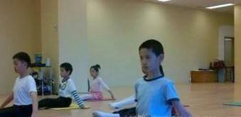 中国古典舞基本功的地面训练