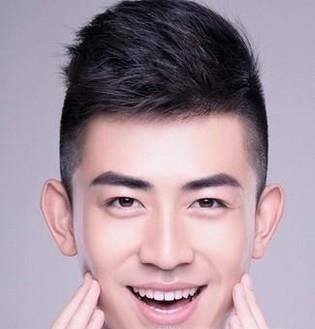 男生两边剪短中间留长的发型