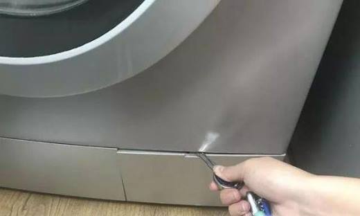 海尔滚筒洗衣机右下角过滤器门怎么打开